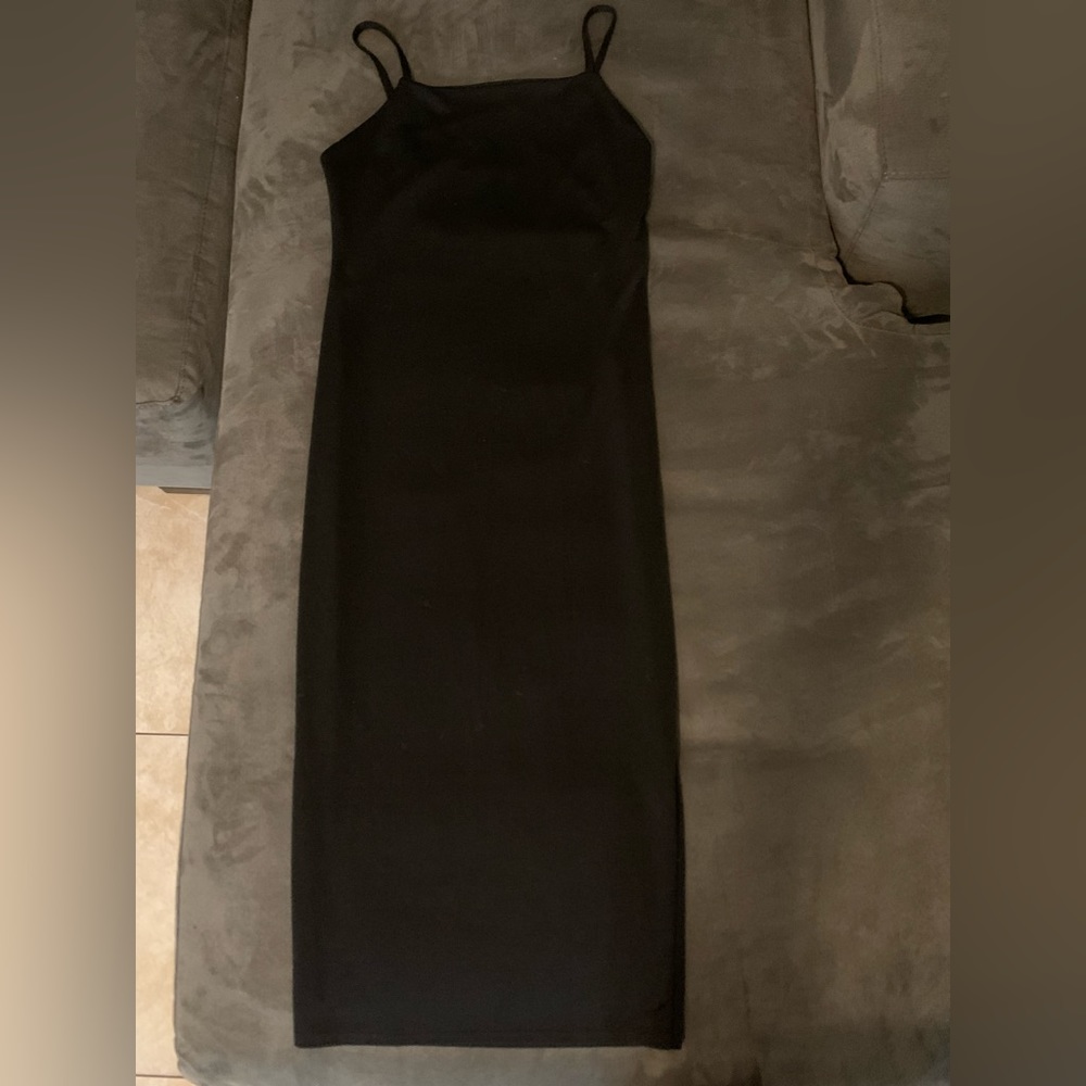 Prettylittlething Spaghetti Strapped MIDI Dress- Black